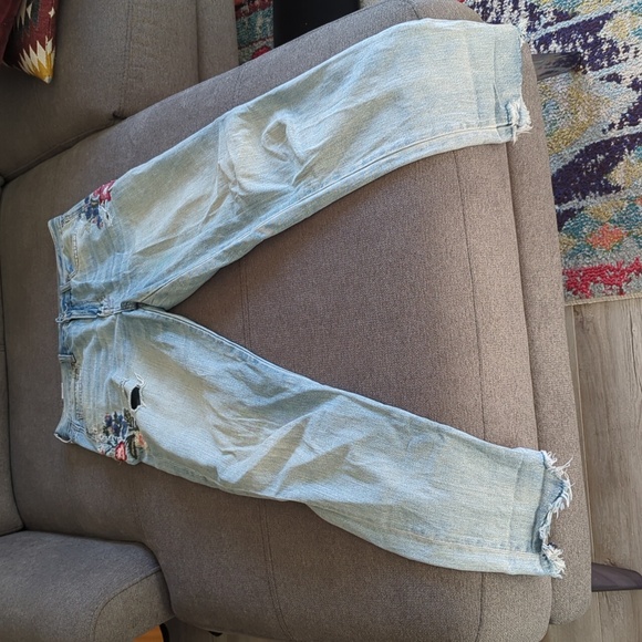 Embroidered flower jeans - Picture 2 of 5